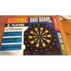 Elektronisch Dart bord met 6 pijlen.