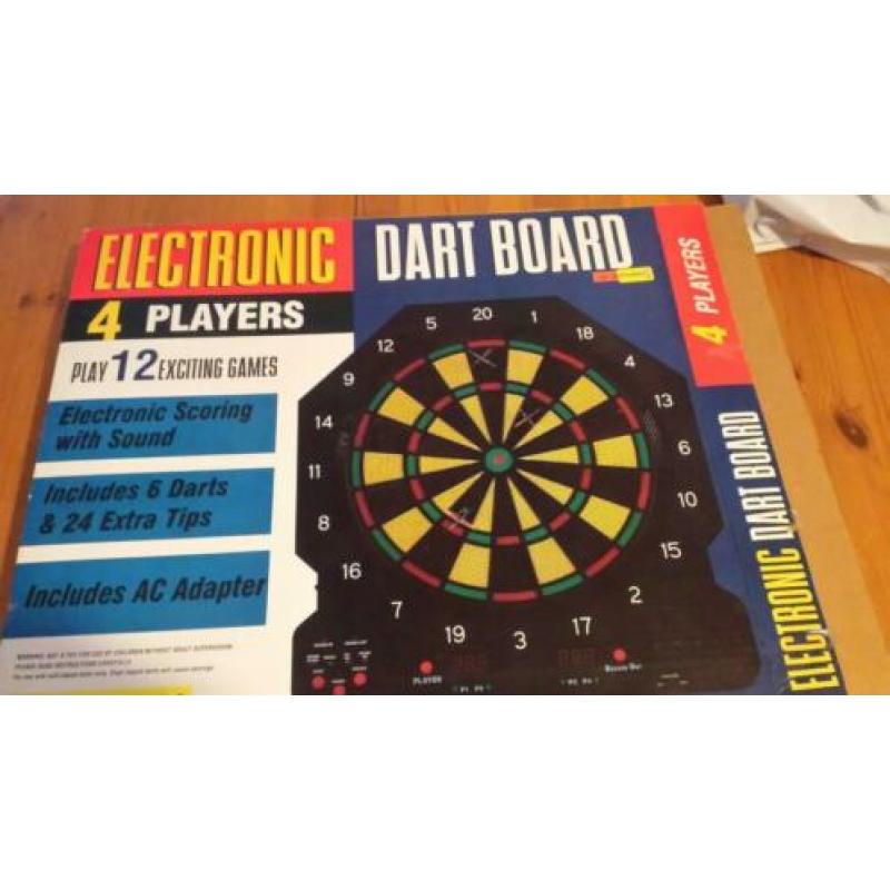 Elektronisch Dart bord met 6 pijlen.
