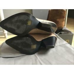 Lola Cruz enkellaarsjes mt 40 taupe kleur