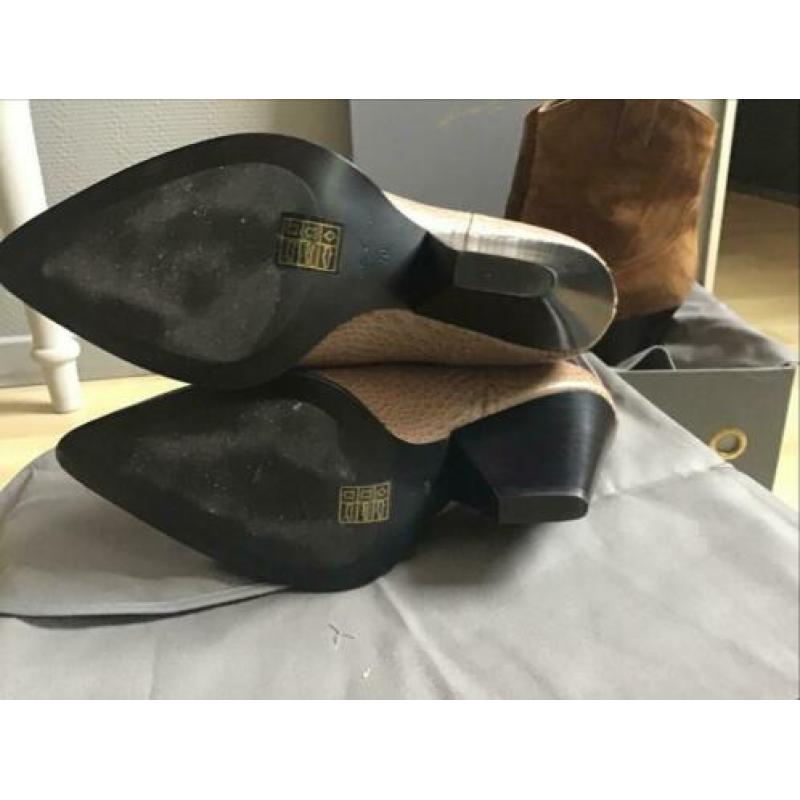 Lola Cruz enkellaarsjes mt 40 taupe kleur