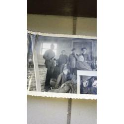 WW2 1940 Foto 10 militairen in schuur