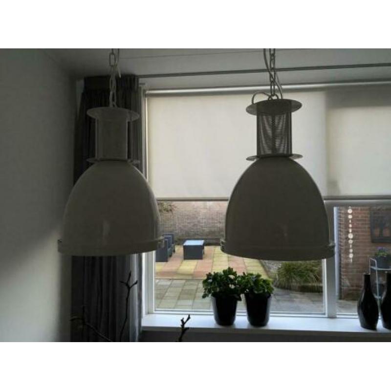 2 industriële hanglampen wit