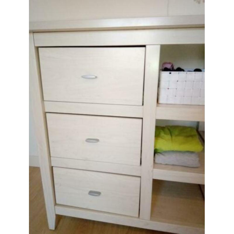 Kast commode ledikant wandplankje babykamer