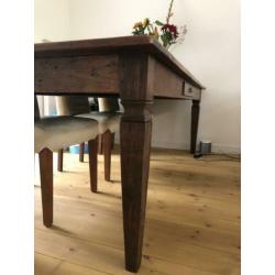 Teak houten tafel als winkelinterieur of eettafel