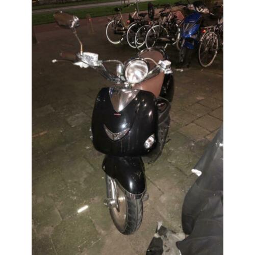 Super retro scooter met weinig km’s
