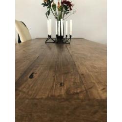 Teak houten tafel als winkelinterieur of eettafel