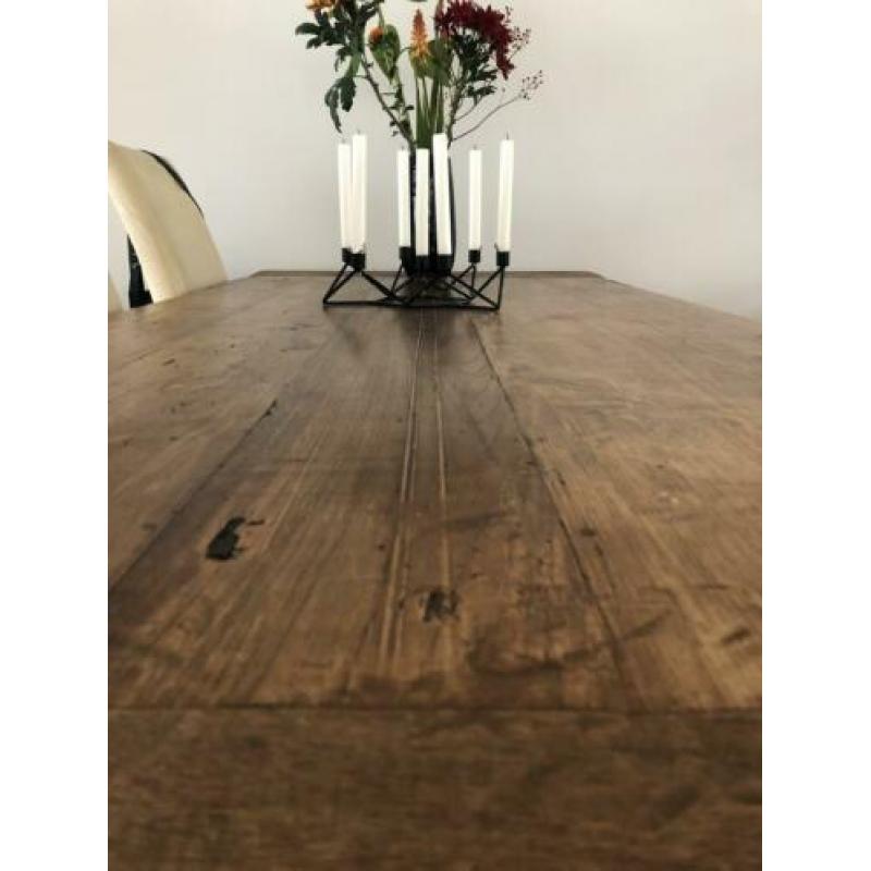 Teak houten tafel als winkelinterieur of eettafel