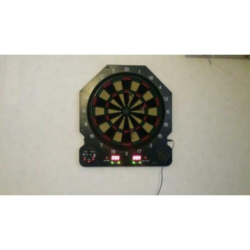 Elektronisch Dart bord met 6 pijlen.