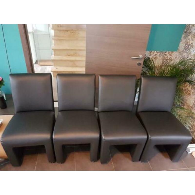 Tafel + 4 stoelen op wieltjes