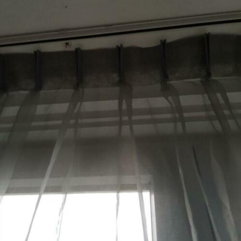 Als nieuw vitrage van 2stuks plooibreedte 5.m