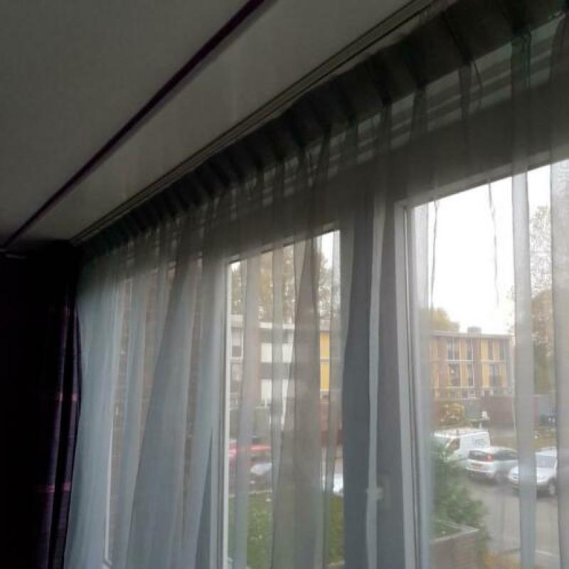 Als nieuw vitrage van 2stuks plooibreedte 5.m