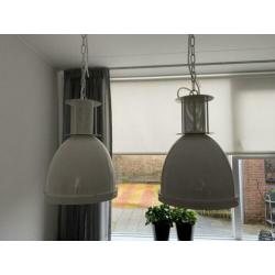 2 industriële hanglampen wit
