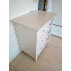 Kast commode ledikant wandplankje babykamer