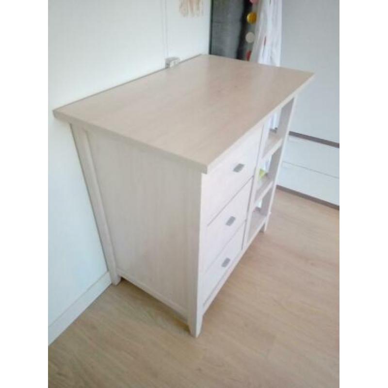 Kast commode ledikant wandplankje babykamer