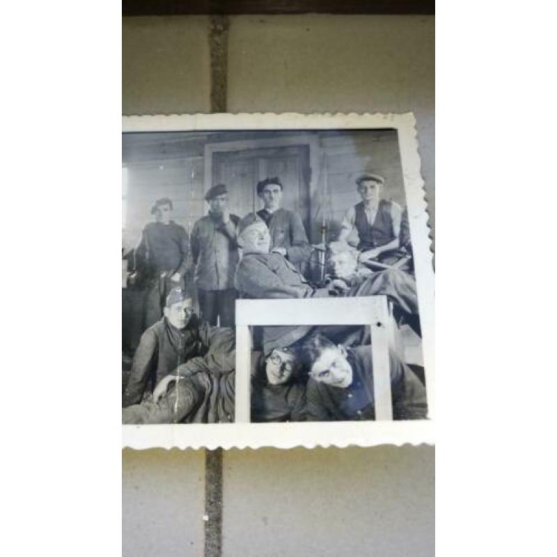 WW2 1940 Foto 10 militairen in schuur