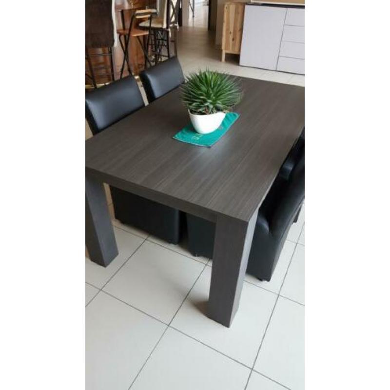 Tafel + 4 stoelen op wieltjes