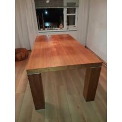 Mooie grote eettafel