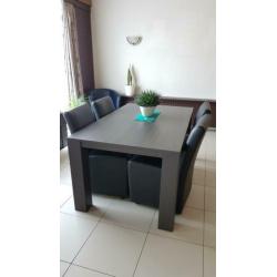 Tafel + 4 stoelen op wieltjes