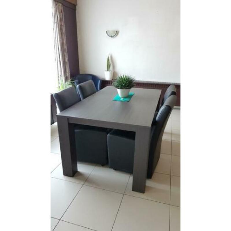 Tafel + 4 stoelen op wieltjes