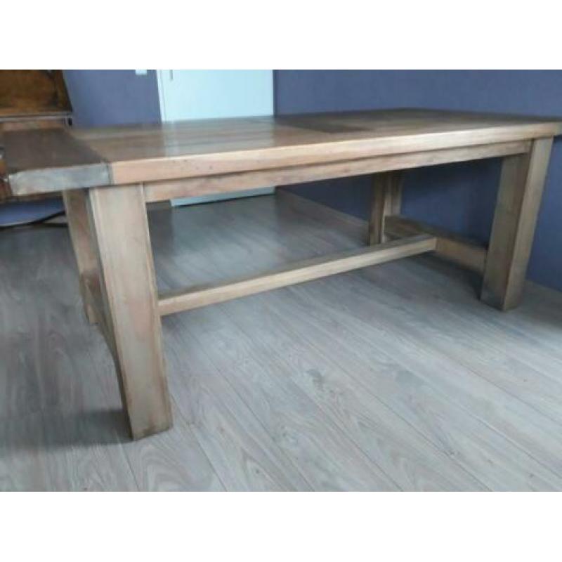 Mooi teaktafel half jaar oud