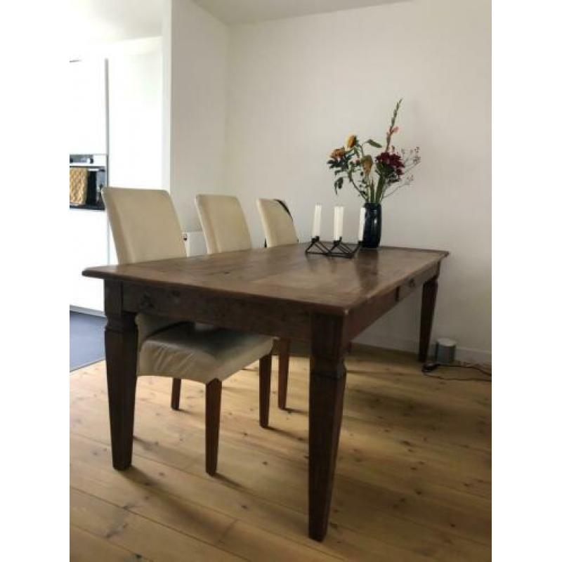 Teak houten tafel als winkelinterieur of eettafel