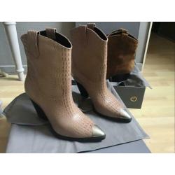 Lola Cruz enkellaarsjes mt 40 taupe kleur
