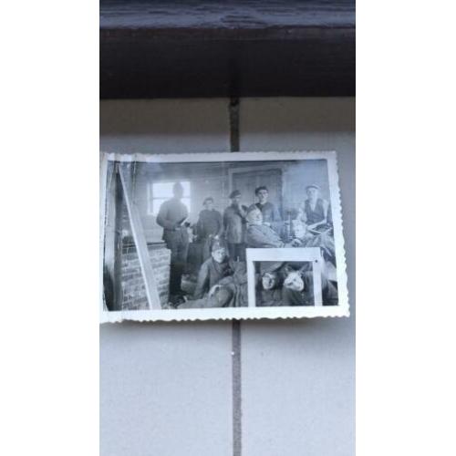 WW2 1940 Foto 10 militairen in schuur