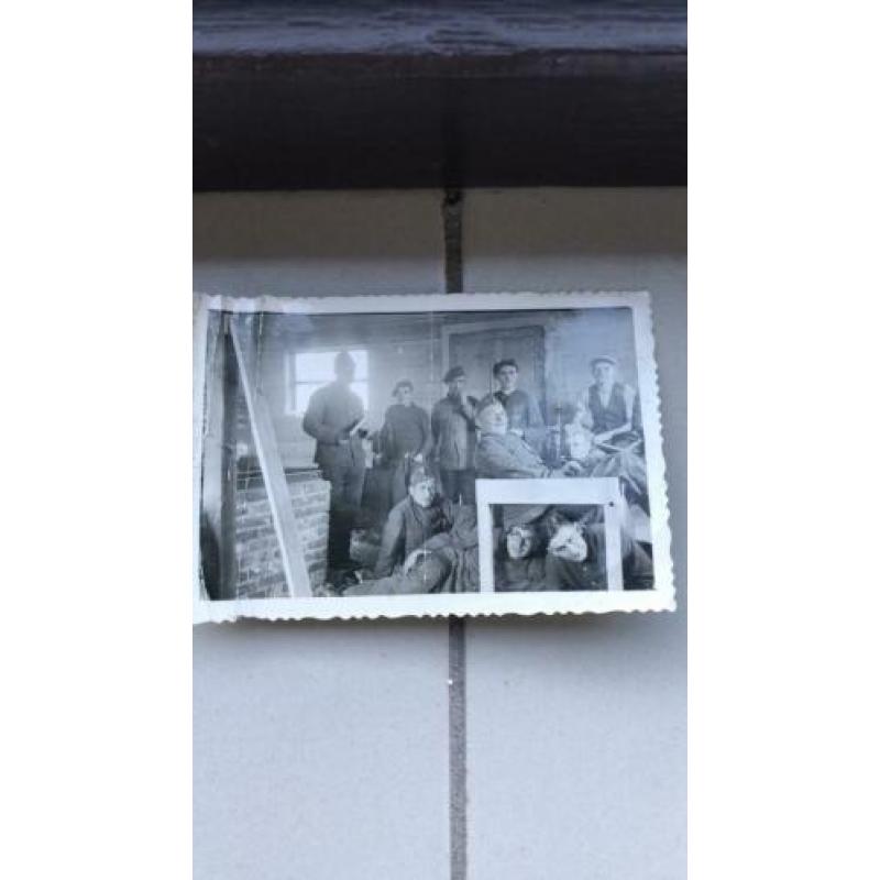 WW2 1940 Foto 10 militairen in schuur