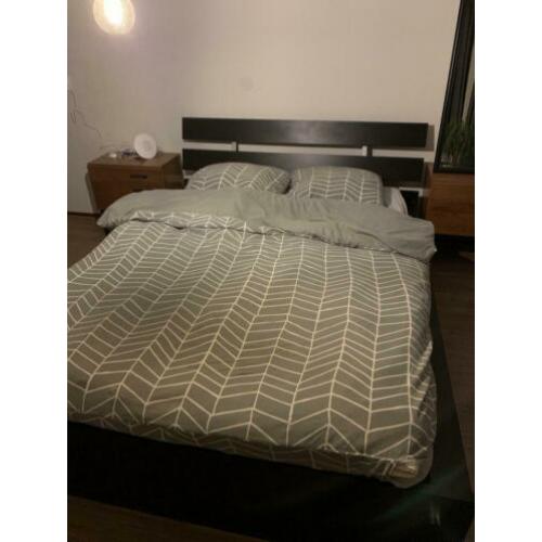 Tweepersoons bed Ikea met matras en kussens