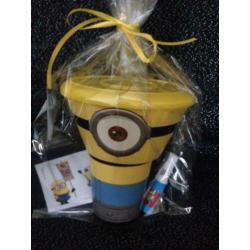 traktatie laatste 8x eetset minions,stickers en snoepje 15,0