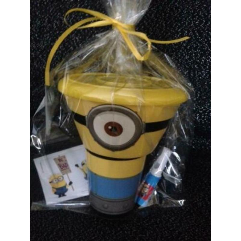 traktatie laatste 8x eetset minions,stickers en snoepje 15,0