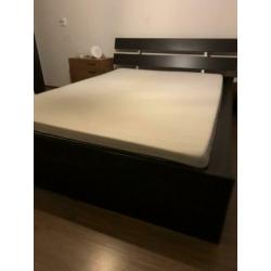Tweepersoons bed Ikea met matras en kussens