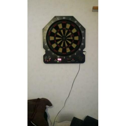 Elektronisch Dart bord met 6 pijlen.