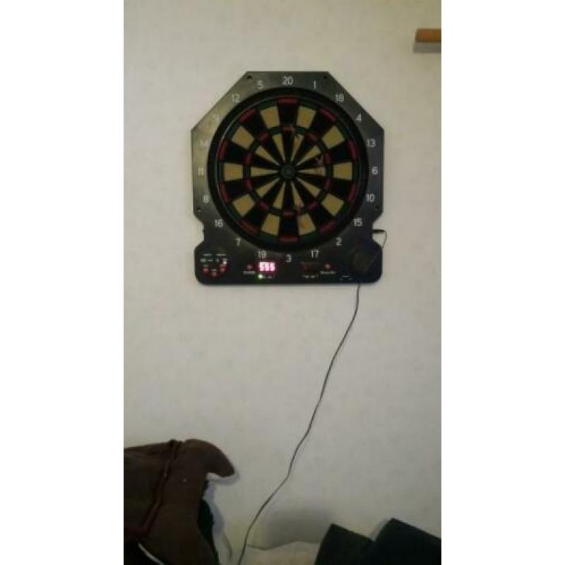 Elektronisch Dart bord met 6 pijlen.