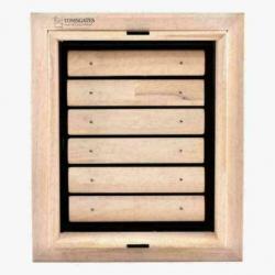 Houten Hondenluiken voor in een Muur