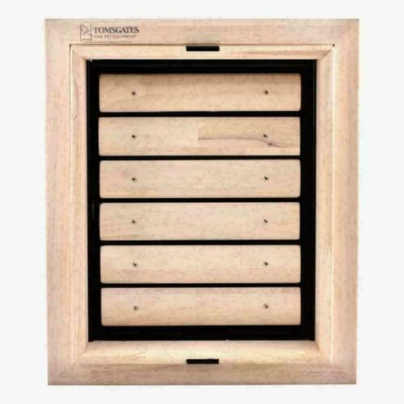 Houten Hondenluiken voor in een Muur
