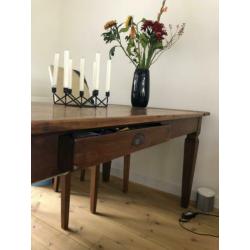 Teak houten tafel als winkelinterieur of eettafel