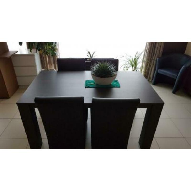 Tafel + 4 stoelen op wieltjes