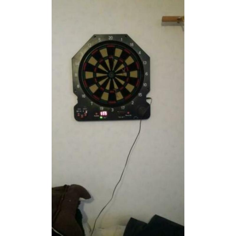 Elektronisch Dart bord met 6 pijlen.