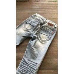 Skinny meisjes jeans maat 122/128. Lichte kleur.