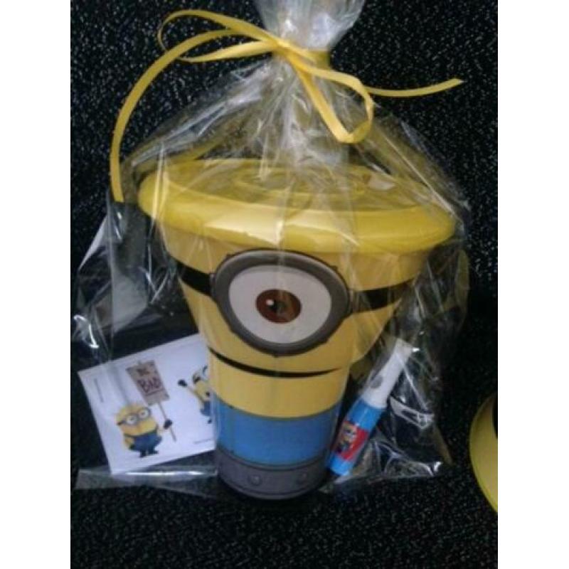 traktatie laatste 8x eetset minions,stickers en snoepje 15,0