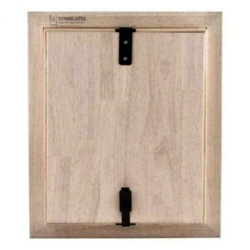Houten Hondenluiken voor in een Muur