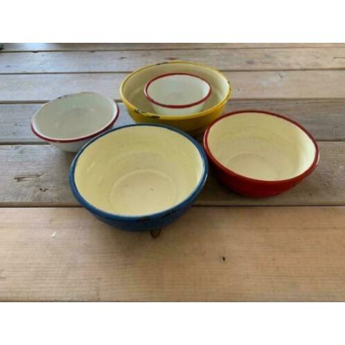 set / nestje van 5 gekleurde emaille schalen. Primaire kleur