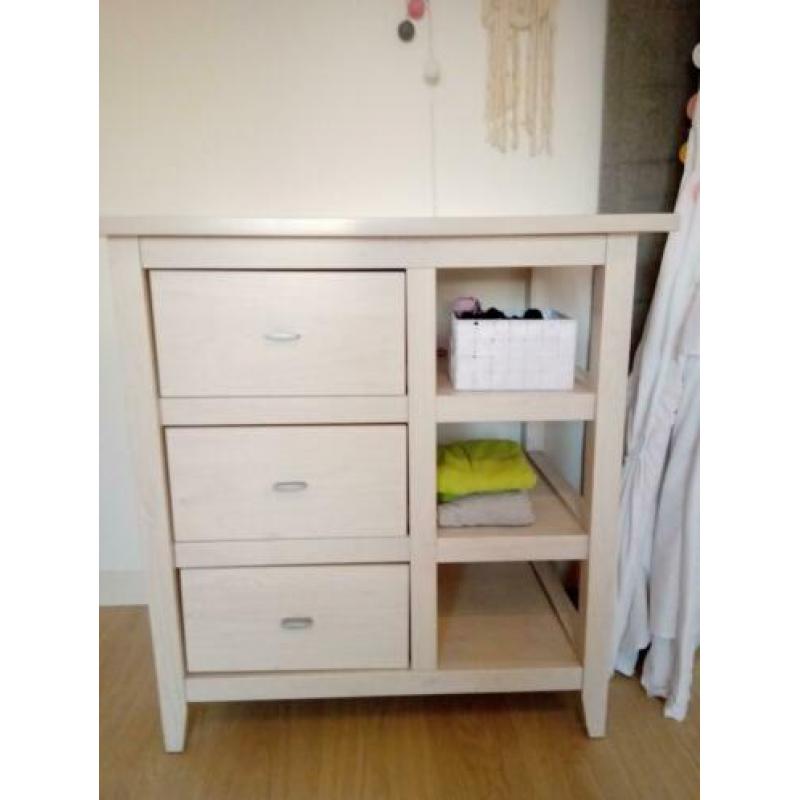 Kast commode ledikant wandplankje babykamer