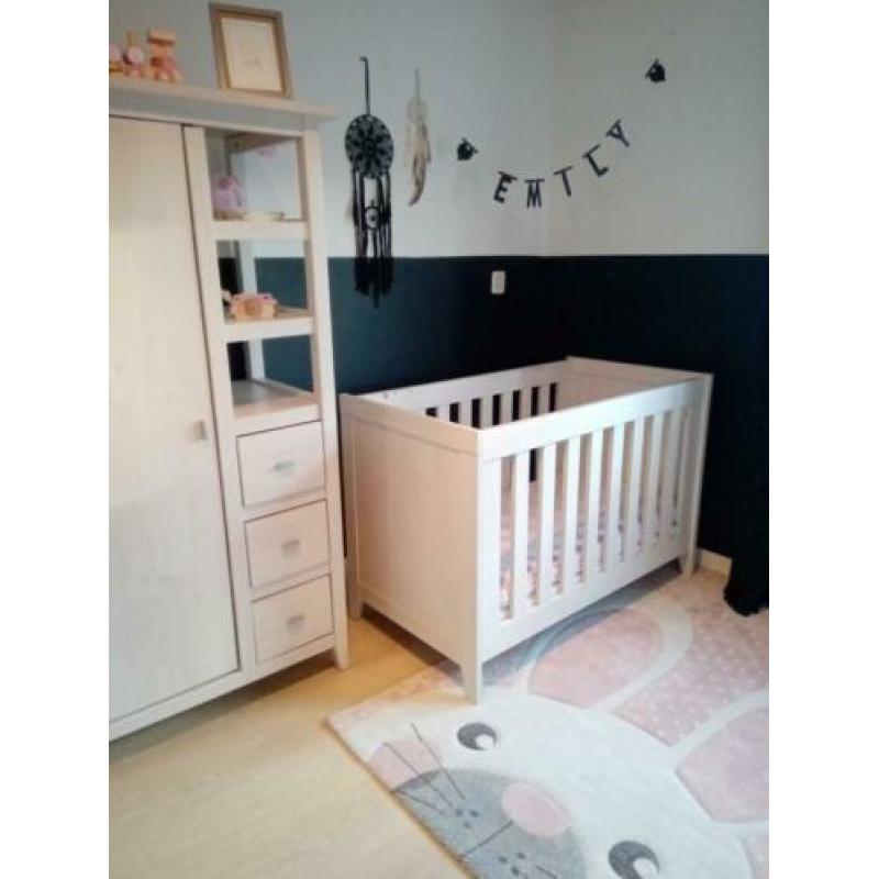 Kast commode ledikant wandplankje babykamer