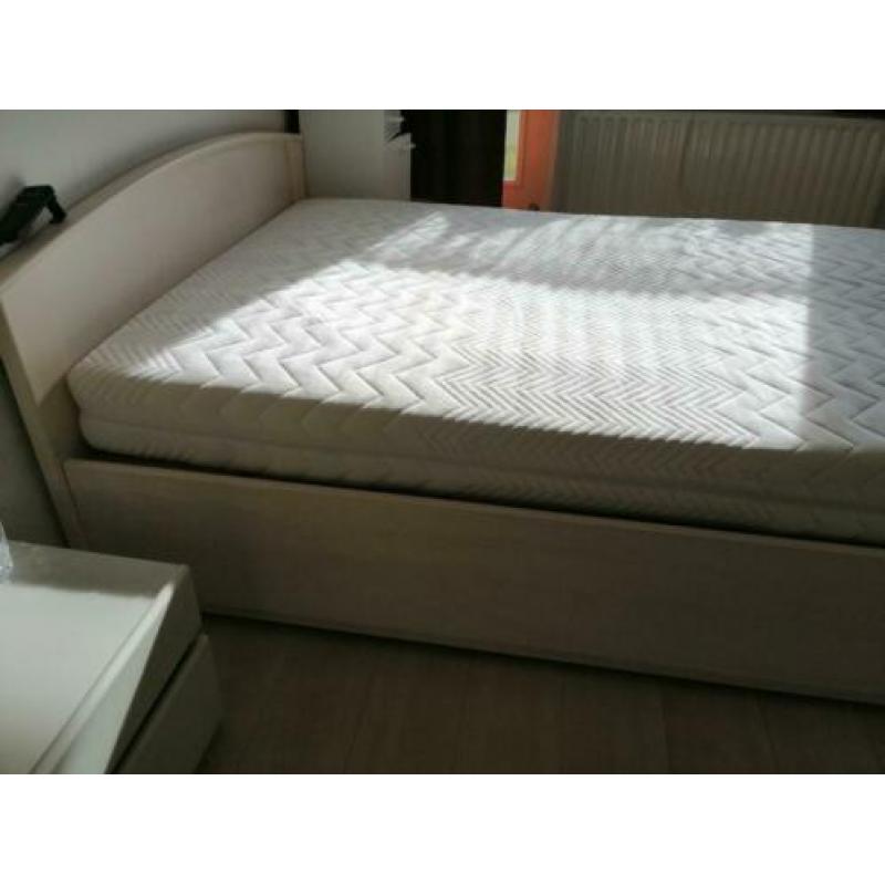 Compleet bed 200x140 met elektrische bed bodem etc