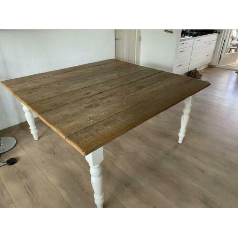 Vierkante eettafel 1.60 bij 1.60 cm te koop, wit met hout.