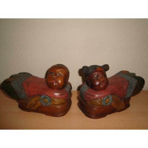Houtsnijwerk 2 liggende kinderen