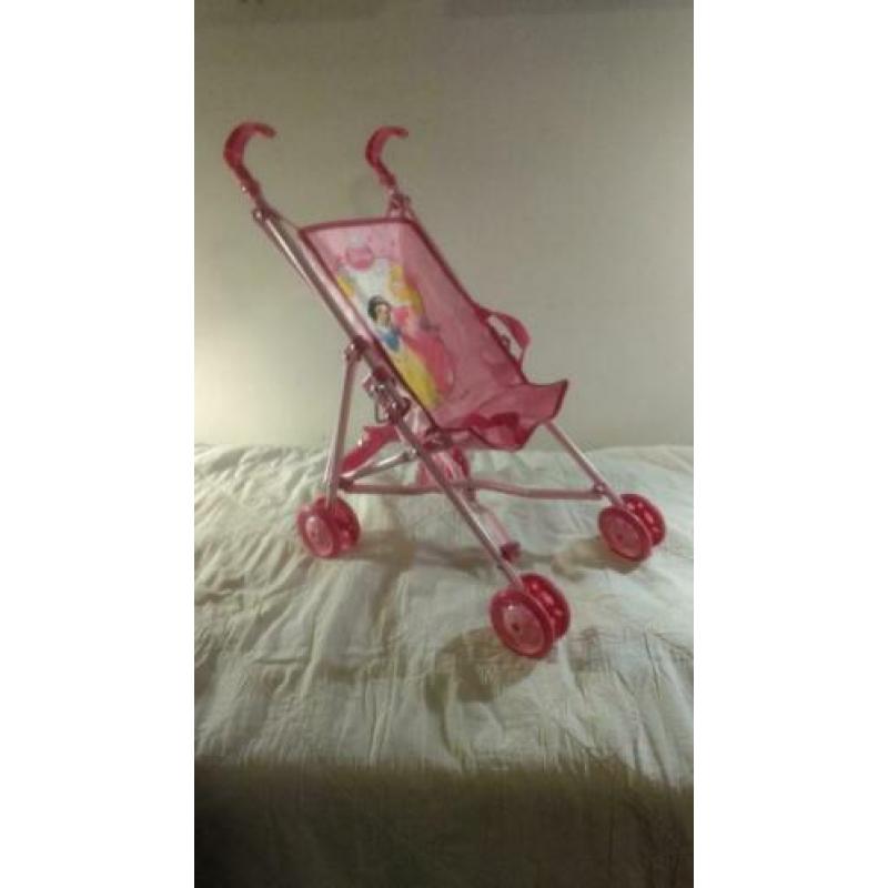 Set poppen verzorging. Maxi, bed, buggy en kinderstoel.