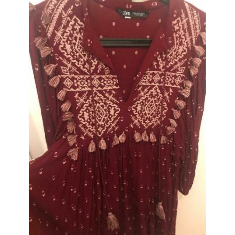 Boho rode jurk met borduursels Zara L Romy Boomsma stijl